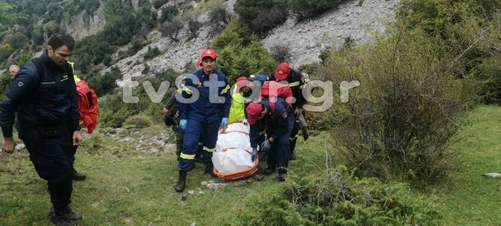 H ανάσυρση της σορού του βοσκού από την 7η ΕΜΑΚ στον Αλμυρό (εικόνες)